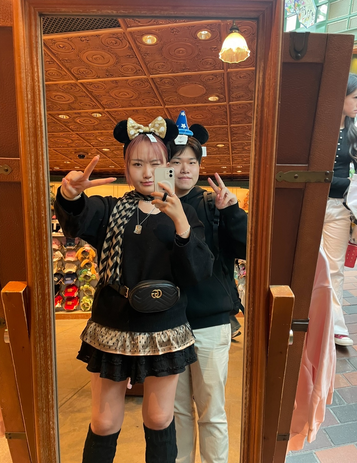 우리 홍콩 디즈니랜드 간 날 우리는 비 한 방울도 안 맞구 꽤 럭키비키 했던 거 같아 근데 담번엔 침사추이에서 많이 놀자 다음이 있을진 잘 모르겠지만은..ㅎ 우리가 홍콩을 또 가려나 특가 뜨면 갈 듯?